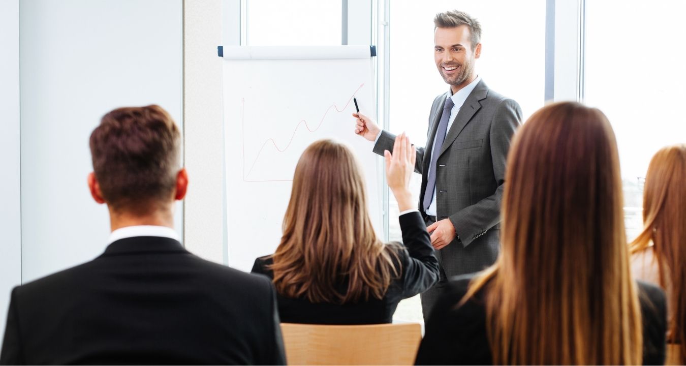La co-construction de la formation professionnelle fait partie des grandes ambitions portées par la loi du 5 septembre 2018. L’enjeu étant d’accentuer la collaboration entre les employeurs et leurs salariés au profit du développement des compétences. Comment définir le concept de co-construction ? De quelle façon peut-il s’appliquer à la formation en entreprise ? Et quels sont les avantages d’une telle stratégie ? Décryptons ensemble le sujet.