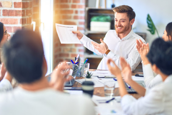 Tant sur le terrain des modes de management que du recrutement, c’est sur de nouvelles bases que commence à se dessiner « le monde d’après ». Dans quelles mesures les entreprises devront réinventer leur stratégie de marque employeur ? Quels défis se profilent ? L’éclairage d’Agnès Duroni, CEO du cabinet Adevea, spécialisé dans les stratégies de marque employeur.